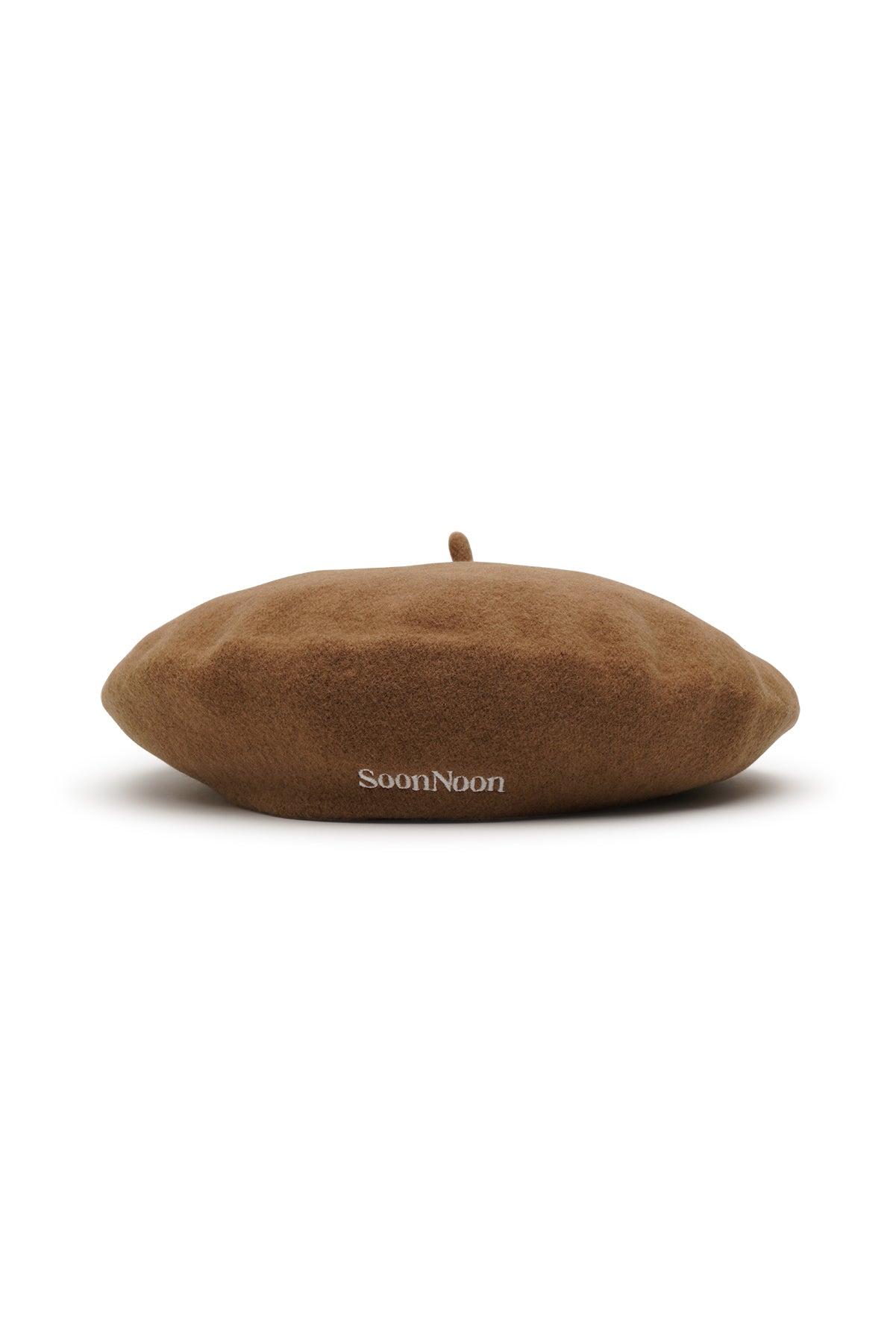 Beige beret hat in 100% wool felt. One size. Unisex hat style in various sizes and colors. We ship worldwide. Shop now.