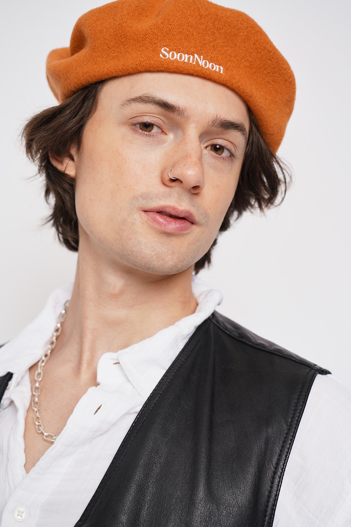 Orange beret hat in 100% wool felt. One size. Unisex hat style in various sizes and colors. We ship worldwide. Shop now.