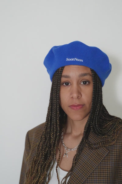 Blue beret hat in 100% wool felt. One size. Unisex hat style in various sizes and colors. We ship worldwide. Shop now.