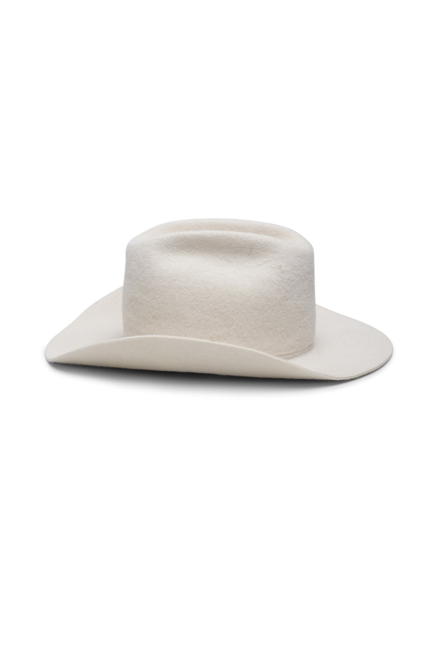 White cowboy in 100% fur felt hat with a wide brim and center crease. Paracord chin strap detail in white and blue. Unisex hat style in various sizes and colors. We ship worldwide. Shop now. Each SoonNoon hat is handmade with unique character in Stockholm, Sweden.